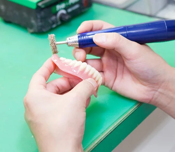 入れ歯が得意な技工所を厳選。品質を追求